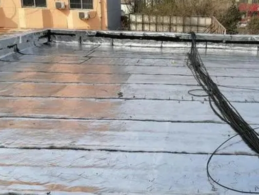 新华卫生间漏水维修公司分享下新华屋面楼顶防水刚性防水层施工要点。